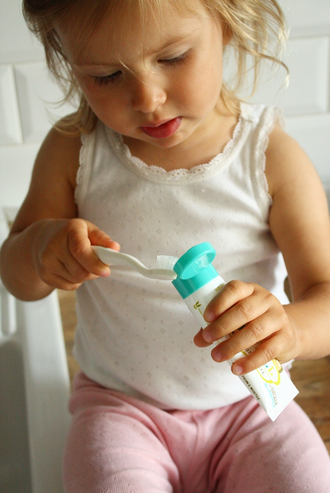 mycie zębów dziecku