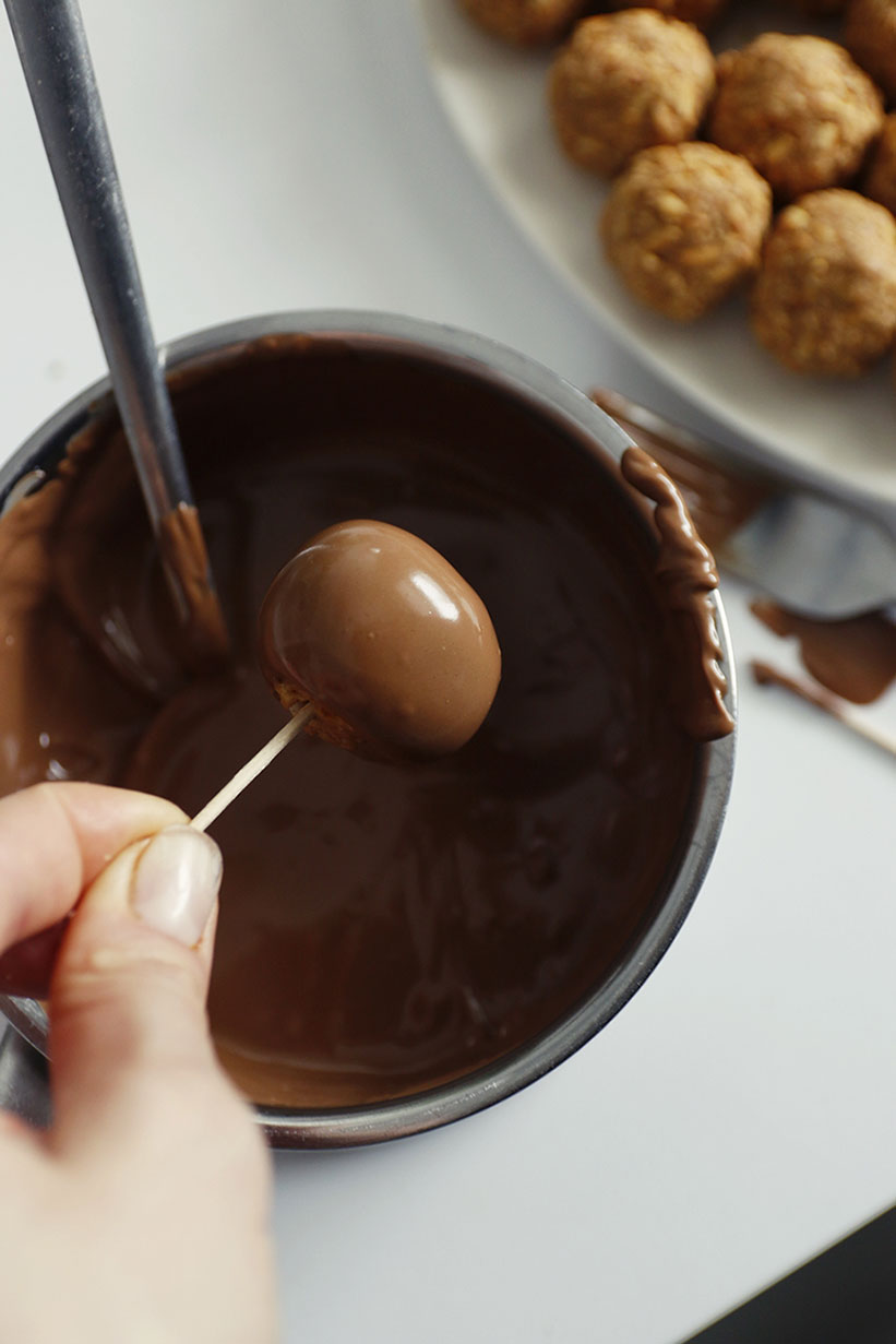 jak obtoczyć pralinki w czekoladzie