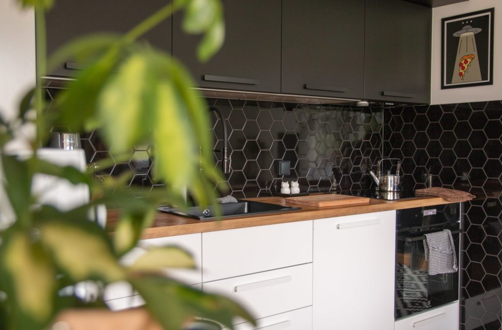 biało czarna kuchnia z drewnem