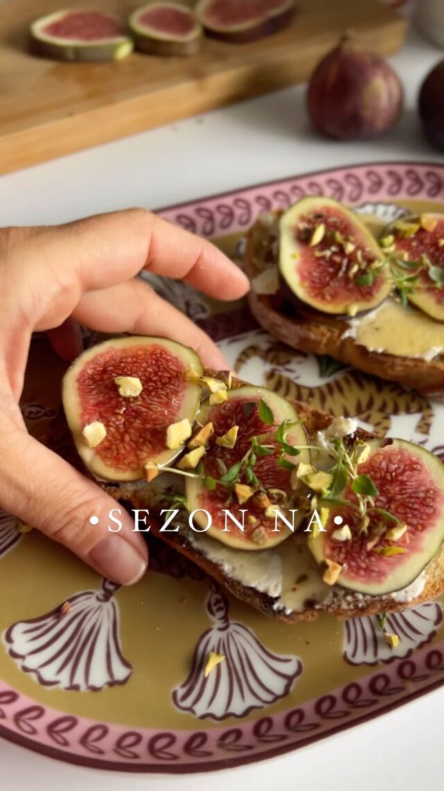 Jeśli jeszcze nie znacie tej kombinacji, spróbujcie koniecznie takich kanapek - to jedno z niewielu połączeń, dla których zapominam o wszystkich postanowieniach i pędzę po świeży chleb 😉 

Oraz figi, bo to one są tu gwoździem programu!

Kromki dobrego, rustykalnego chleba podpiekam, smaruję śmietankowym serkiem, na wierzchu układam plasterki fig, skrapiam je miodem, posypuję świeżym tymiankiem i siekanymi pistacjami.

Wersja dla perwersów: zamiast serka śmietankowego ser kozi albo dojrzały brie 👌🏼

Jest to niebo w gębie, przysięgam! ❤️

#figi #kochamfigi #sezonnafigi #kanapkinaciepło #kanapkizfigami