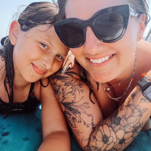 Troszkę już chciałoby się, żeby ktoś zajął się tymi dziećmi przez kilka godzin dziennie, fundując porcję ciszy, porządku, świętego spokoju i luksus pracy bez akompaniamentu peplania. 🙄 Ale jednak serduszko ściska na myśl, że to już koniec 🥺

Smutno żegnać beztroskę, długie dni, życie w klapkach, zapach zieleni po deszczu, wycieczki, kąpiele, polne kwiaty, epickie zachody słońca, sukienki na ramiączkach, czereśnie, skoki do wody…

Mi smutno.

❤️