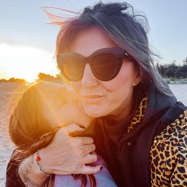 Dość tego, dość mam ograniczania się z publikacjami na wall’u, aż będę mieć do przekazania jakieś głębokie mądrości, super błyskotliwe przemyślenia czy inne ultraważne sprawy. Dwa tygodnie czekałam na jakąś z tych lepszych iluminacji i nic, u mnie wciąż tylko treningi, lunchboxy, jesienne bukiety, radość z końca lata, które tak pysznie rozpieszcza.

Nie wiem, co sobie ubzdurałam ostatnio, myślałam, że udało mi się ukatrupić tego autocenzora, który killował pomysły, mówiąc, że trywialne, że nudne i nieoryginalne w dobie symultanicznych układów tanecznych, efektowych sztuczek video, sposobów na manifestowanie bogactwa czy innych tam rolek z końca świata.

A przecież dni mijają nam na drobiazgach, wypełniają je proste sprawy, zwyczajne momenty. Wszak większość z nas, normalnych babek, lubi patrzeć na normalne życia innych kobiet. I brać od nich te różne przyziemne banały, w stylu przepisu na ciasto, co nie tuczy, kremu na wory pod oczami i legginsy, które robią dobry tyłek. Oraz jak być matką, żoną i nie oszaleć, nie osiwieć przedwcześnie (a jeśli już, to chociaż z klasą).

Ja lubię podglądać u innych różne takie, zazwyczaj jednak ładne, nie przeczę, miejsca, momenty czy rzeczy. Ale zwyczajne raczej niż jakieś nie z tego świata.

A Wy?

Czy są na sali fanki starych, dobrych, statycznych postów w konwencji „ładny obrazek + zgrabny opis”, czy teraz to już naprawdę będę musiała się nauczyć tych układów tanecznych? 🙄🤣

#zwyczajnyzachódsłońca #zwyczajnyweekend #dobryczas #mamaicorka #naspacerze #naplaży