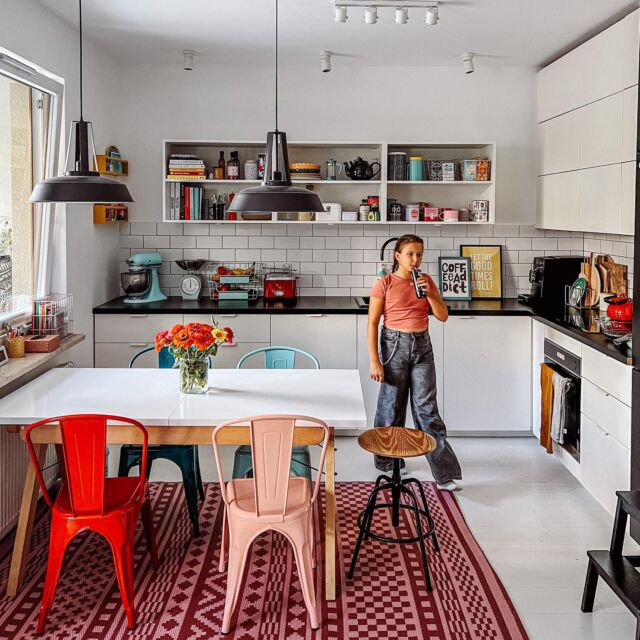 Jeśli w jednym weekendzie udaje się upakować zarówno porządki i odgruzowywanie szaf, spacer po ulubionej plaży, spotkanie z przyjaciółmi przy winie, poranne wygłupy i przytulasy, rodzinne wyjście na pizzę i serial na kanapie, to wiedz, że był to bardzo dobry weekend.

Bose stopy, różowe cynie, nowozelandzkie sauvignon blanc, wysprzątana chata, dziewczyńskie chichranki w pościeli - me gusta mucho ❤️

#urywkicodzienności #codzienność #codziennekadry #weekendowemigawki #dobryweekend