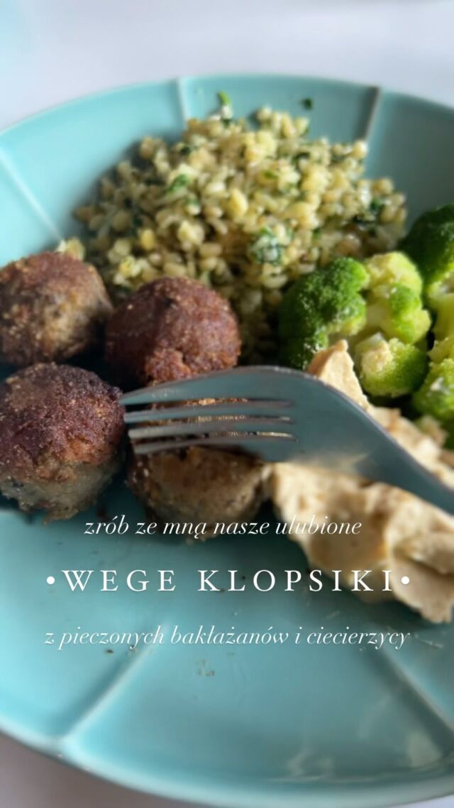 To kto kula ze mną? 😎 

K L O P S I K I  Z  C I E C I E R Z Y C Y
i pieczonych bakłażanów 

35-40 niedużych klopsików 

Składniki:

• 3 bakłażany
• 2 cebule
• 400 g ciecierzycy w zalewie (waga po odcedzeniu)
• 5 łyżek płatków jaglanych
• 5 łyżek mąki kokosowej 
• 4 łyżki sosu sojowego
• sól, pieprz, czubryca czerwona, ostra papryka, granulowany czosnek 
• bułka tarta
• oliwa z oliwek
• olej do smażenia

Bakłażany i cebule pokroić w kostkę, rozłożyć na dużej blasze, skropić oliwà, oprószyć solą, pieprzem i czubrycą, dokładnie wymieszać, a następnie upiec na ciemnozłoty kolor w 200 st. (termoobieg) - zajmie to około 20 minut, bakłażany mają być rumiane i podsuszone. Ostudzone pieczone warzywa zblendować w wysokim naczyniu z odcedzoną ciecierzycą i sosem sojowym, doprawić pieprzem, papryką, czosnkiem i dodać płatki jaglane oraz mąkę kokosową, wymieszać i odstawić na minimum kwadrans, by masa zgęstniała. Po tym czasie formować z niej kuleczki, obtaczać w bułce tartej i smażyć krótko, z obu stron na dużej ilości bardzo gorącego oleju. Podawać z hummusem, kaszami i warzywami.

Enjoy!